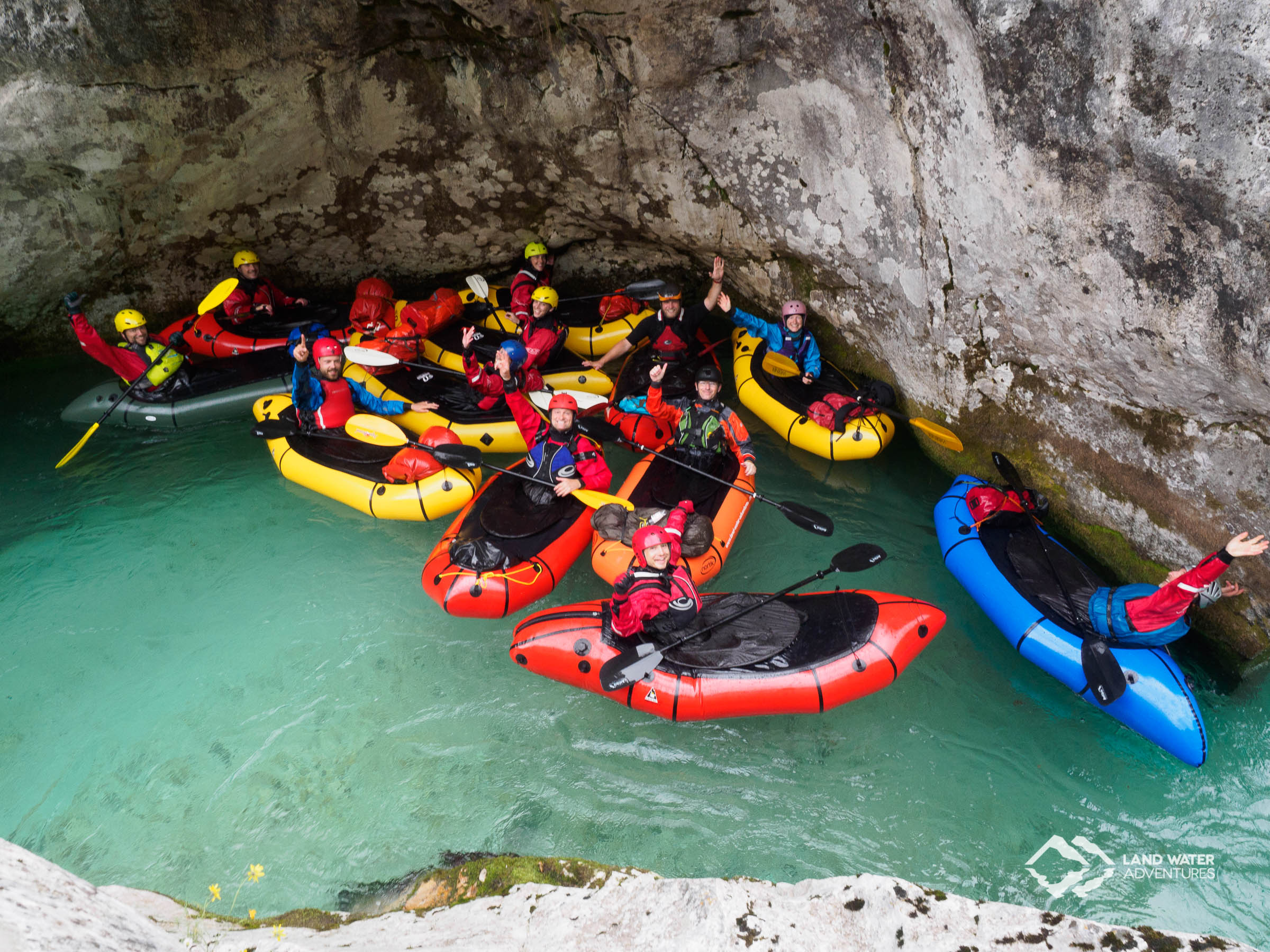 Packrafts im Kehrwasser im Canyon der Koritnica © Land Water Adventures