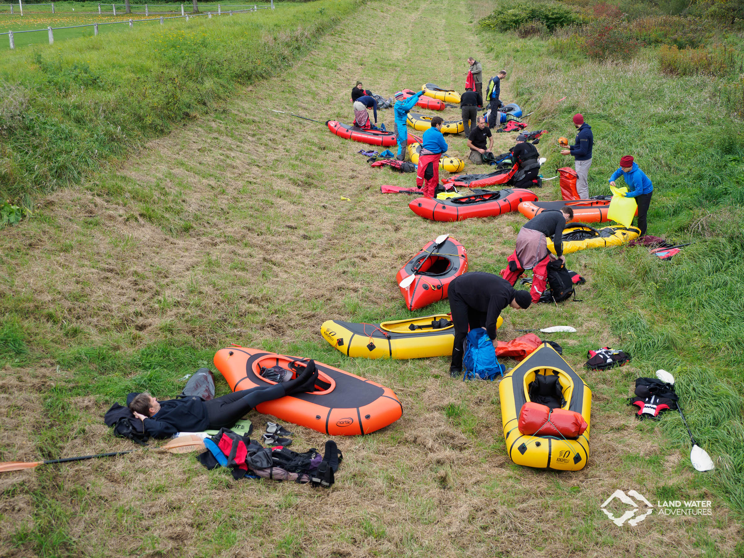 Aufgebaute Packrafts beim Saisonabschluss Nahe 2017 © Land Water Adventures