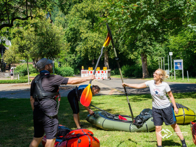 Statt Abklatschen nach der Nahe-Tour wird im Sommer 2020 mit den Paddeln gegrüßt