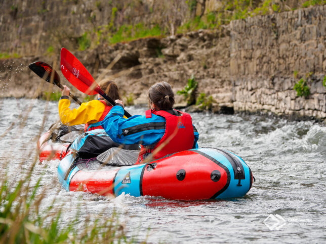 Zwei Paddlerinnen in bunten Packrafts auf einem Abschnitt der Nahe