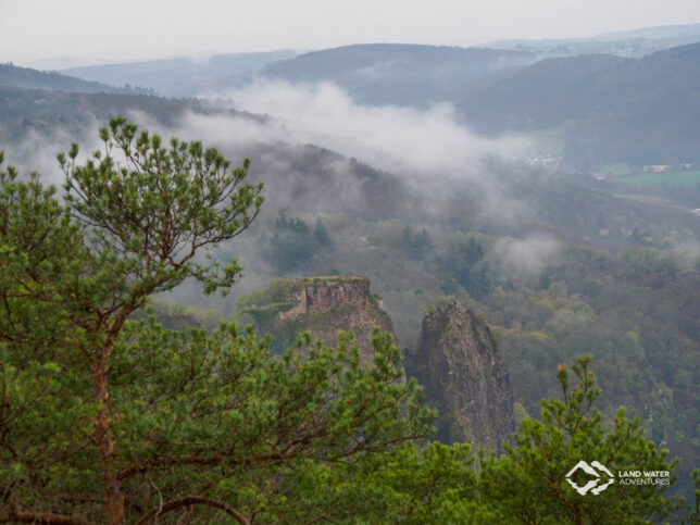 Weiter Blick in das Hahnenbachtal, aus dem Tiefnebel aufsteigt.