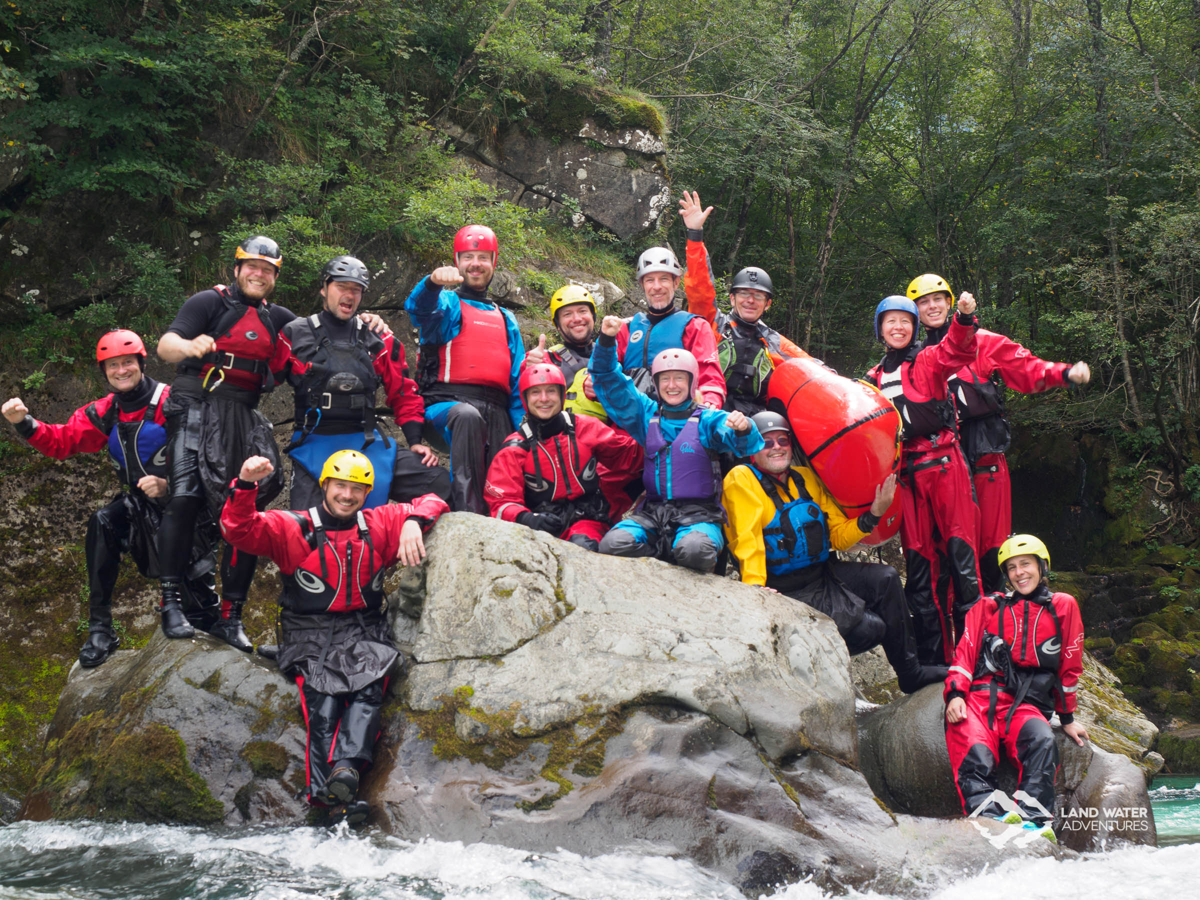 Das Soca-Team auf dem Soca-Stein © Land Water Adventures