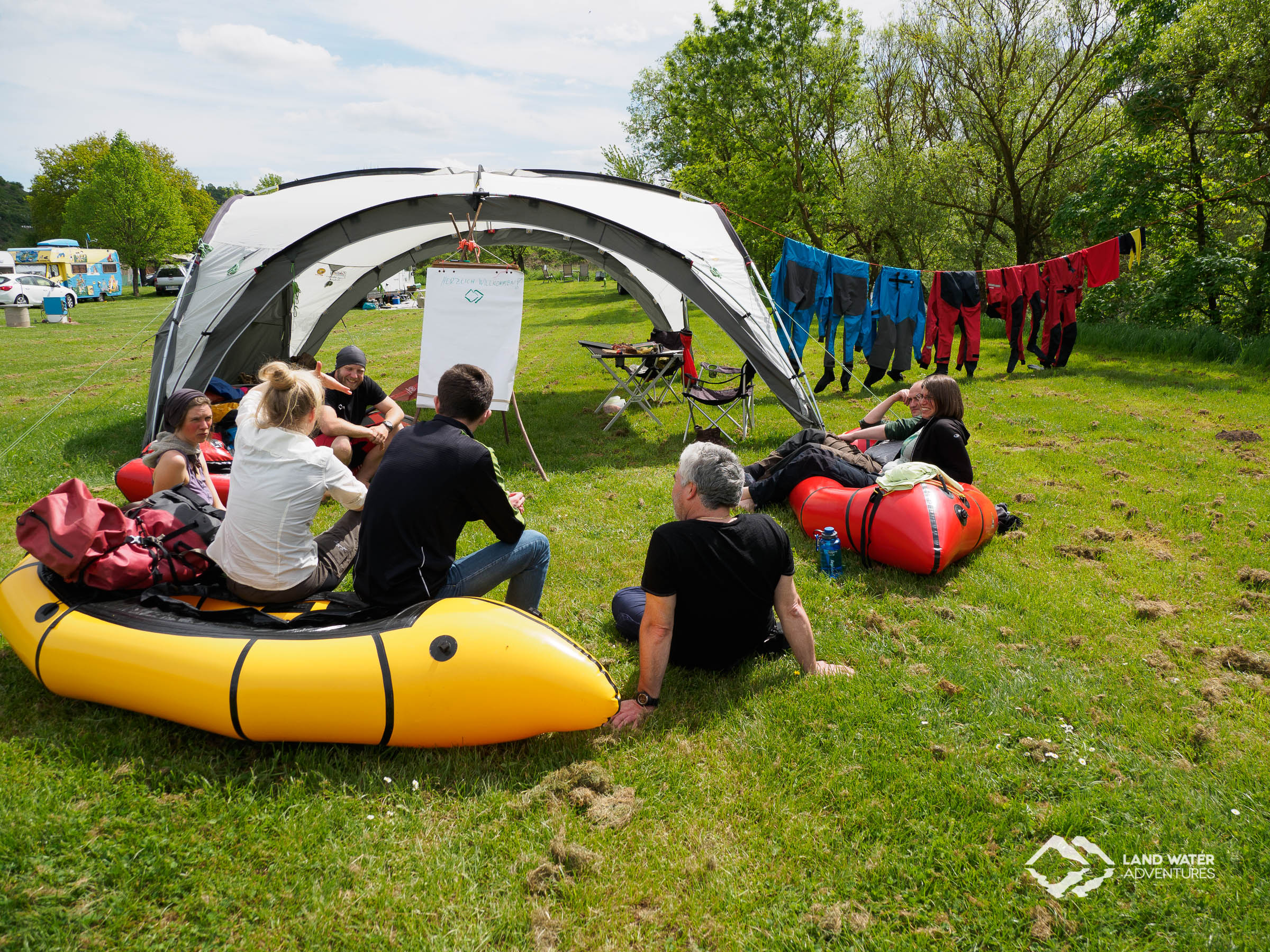 Multiday Packrafting Theorieteil im Camp © Land Water Adventures