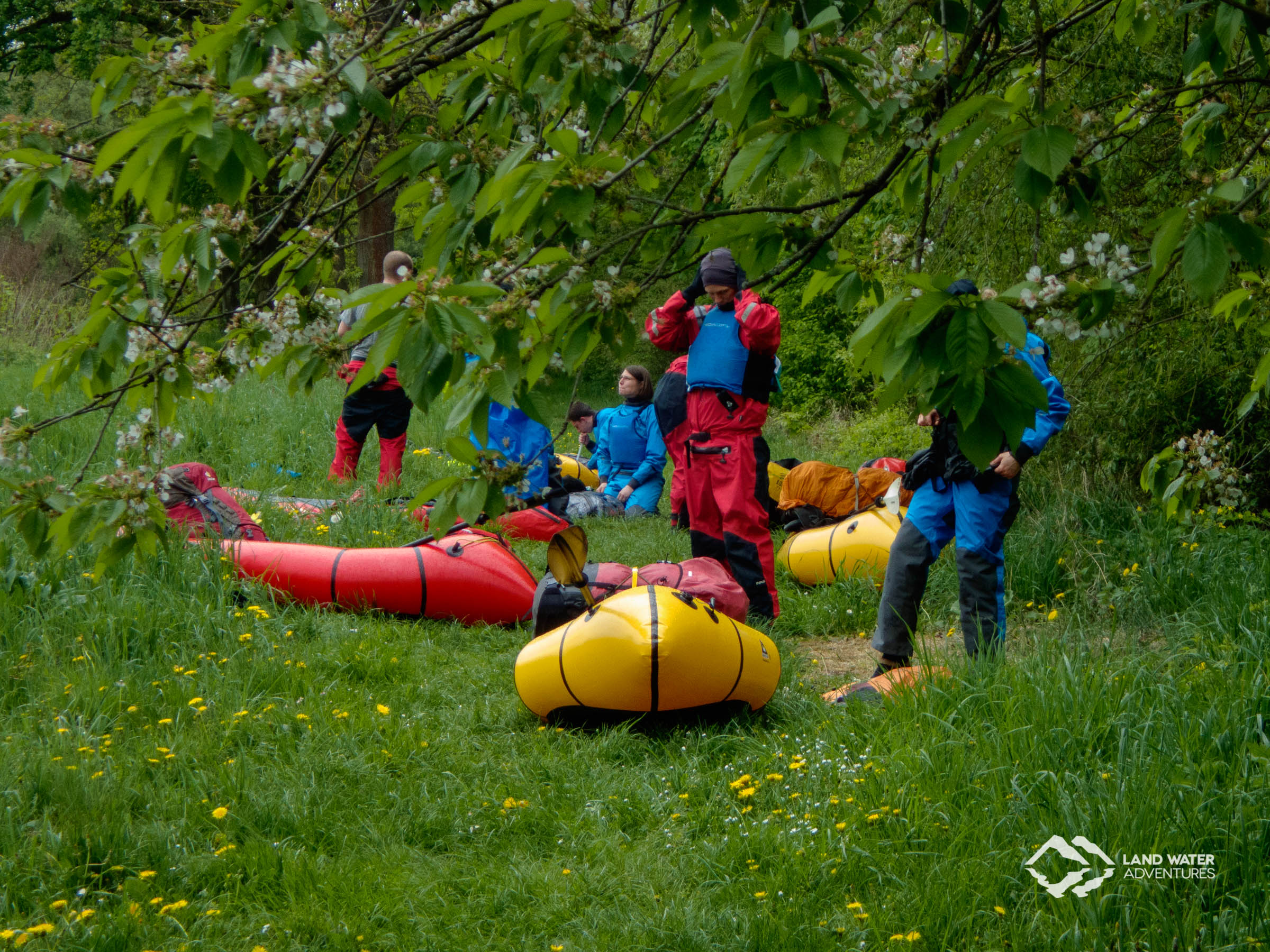 Packrafts im Früjahrsgrün der Nahe © Land Water Adventures