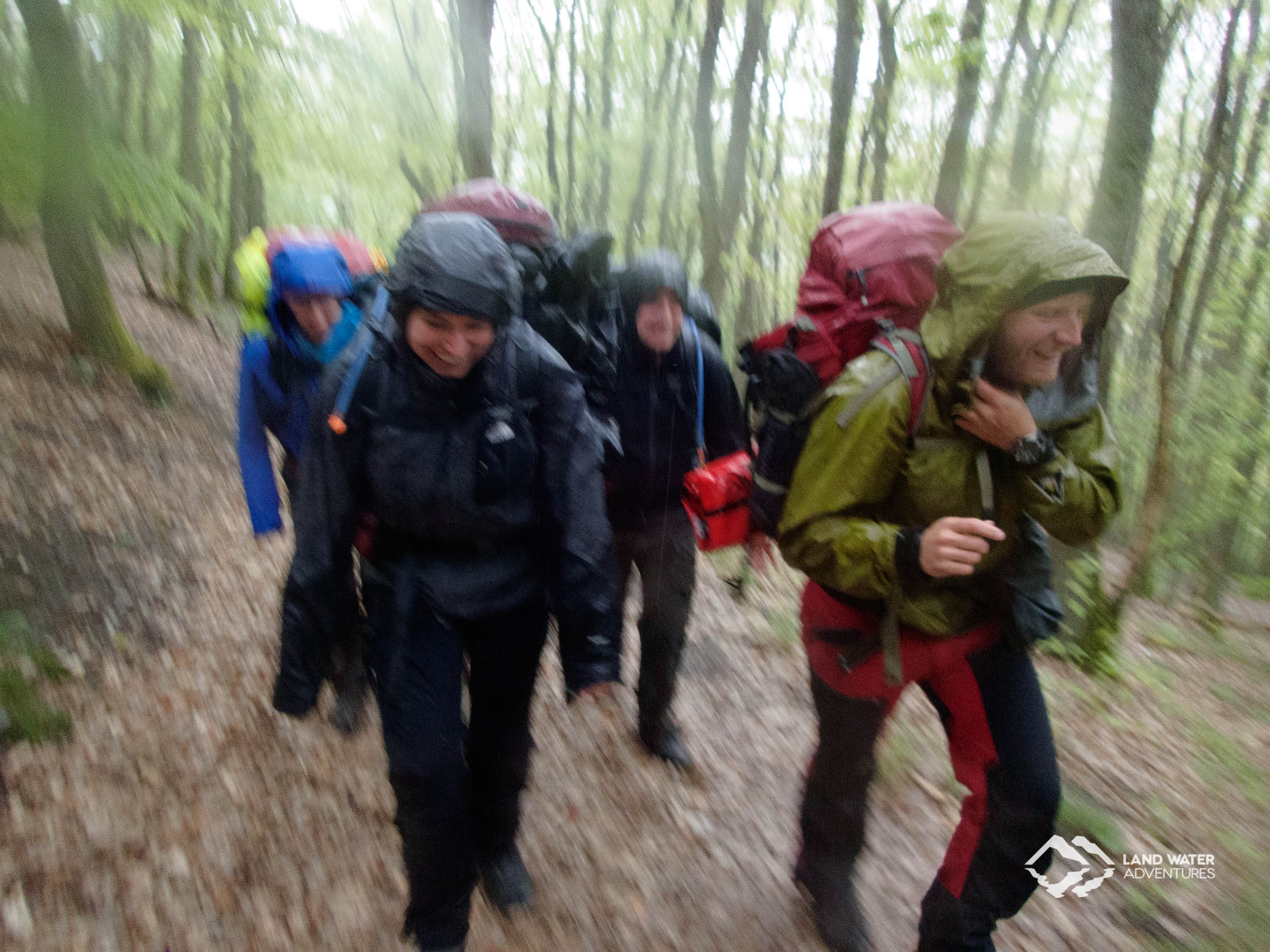Multiday Packrafting Trekkingabschnitt im Regen © Land Water Adventures