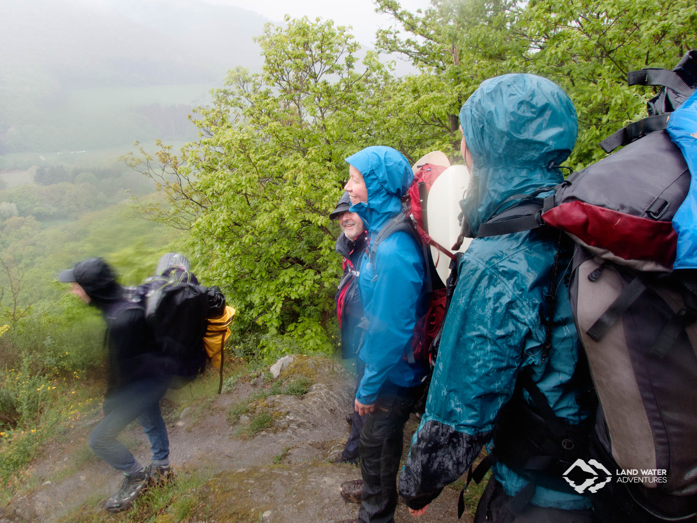 Multiday Packrafting Regen mit Aussicht © Land Water Adventures