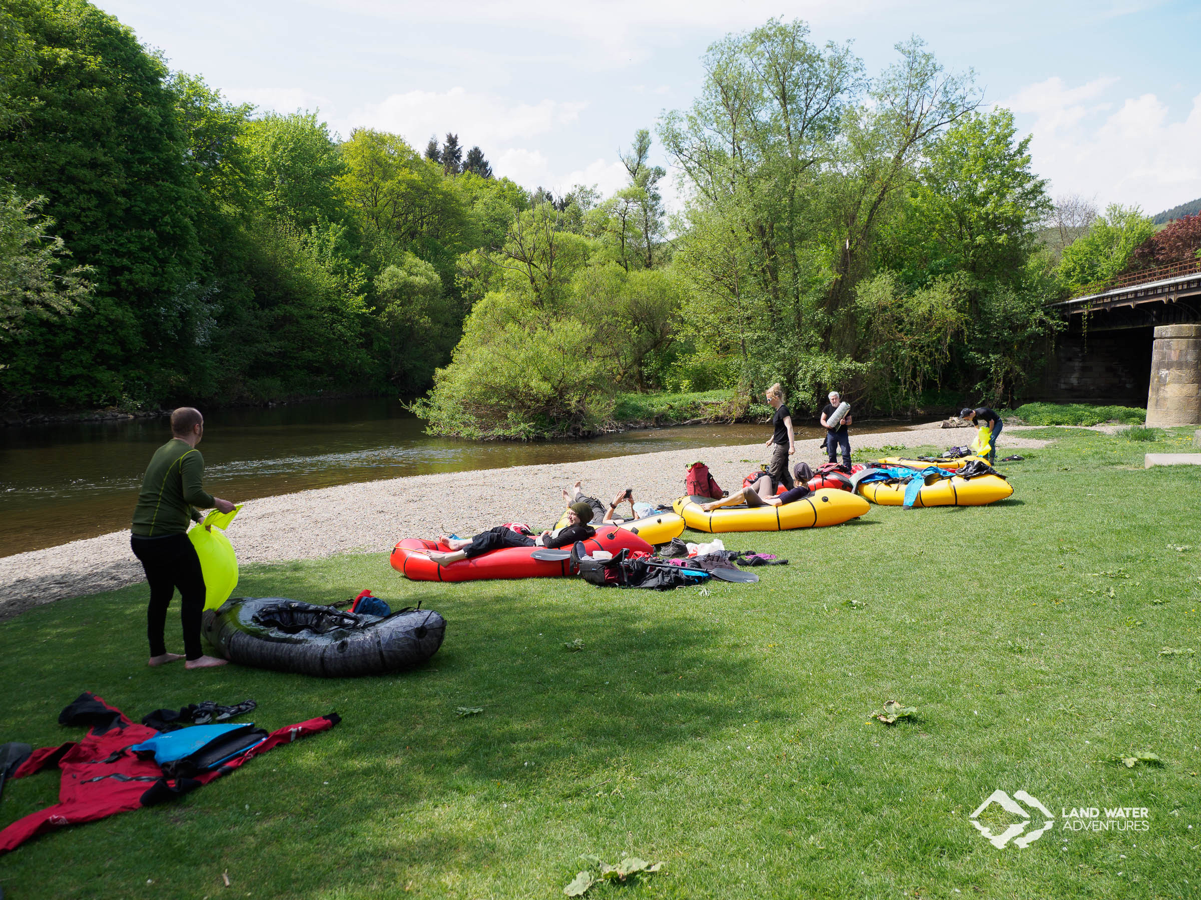 MIttagspause an der Nahe beim Packrafting © Land Water Adventures
