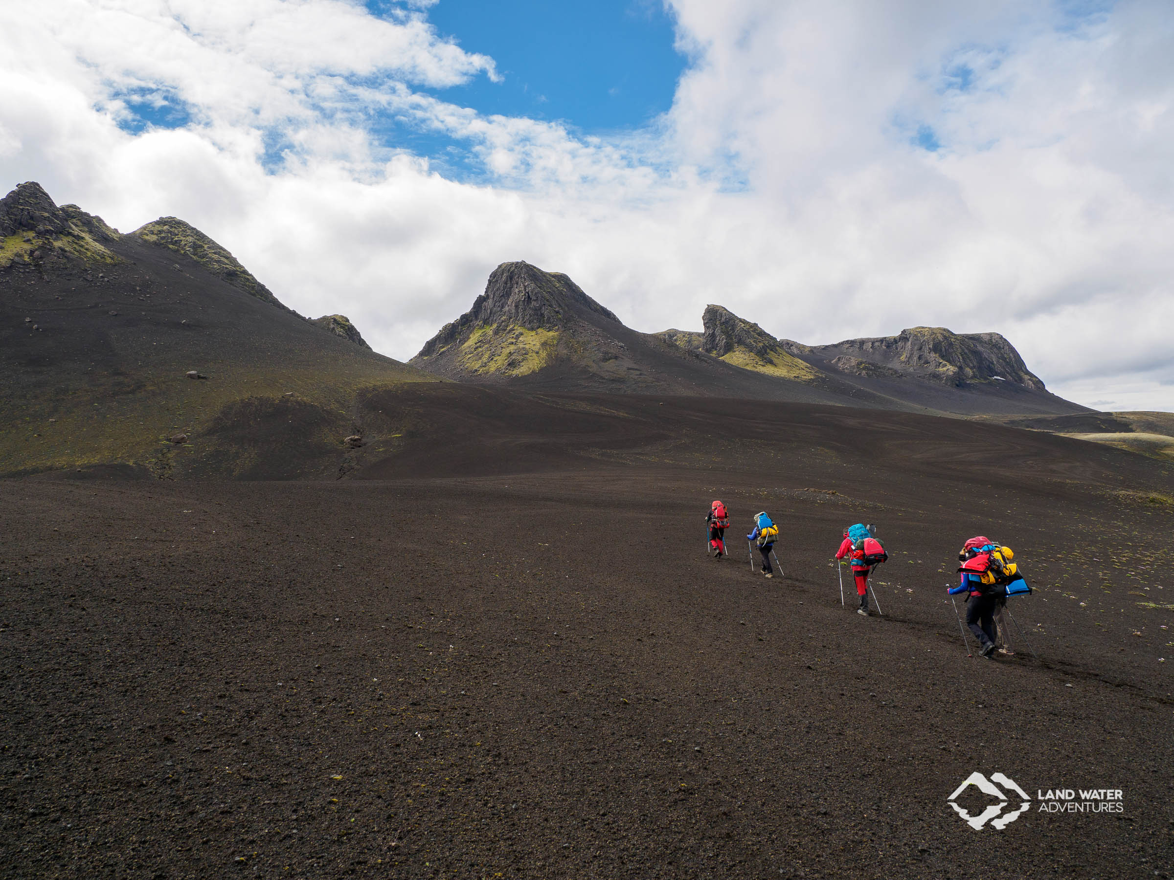 Trekking in der Lavawüste Island © Land Water Adventures