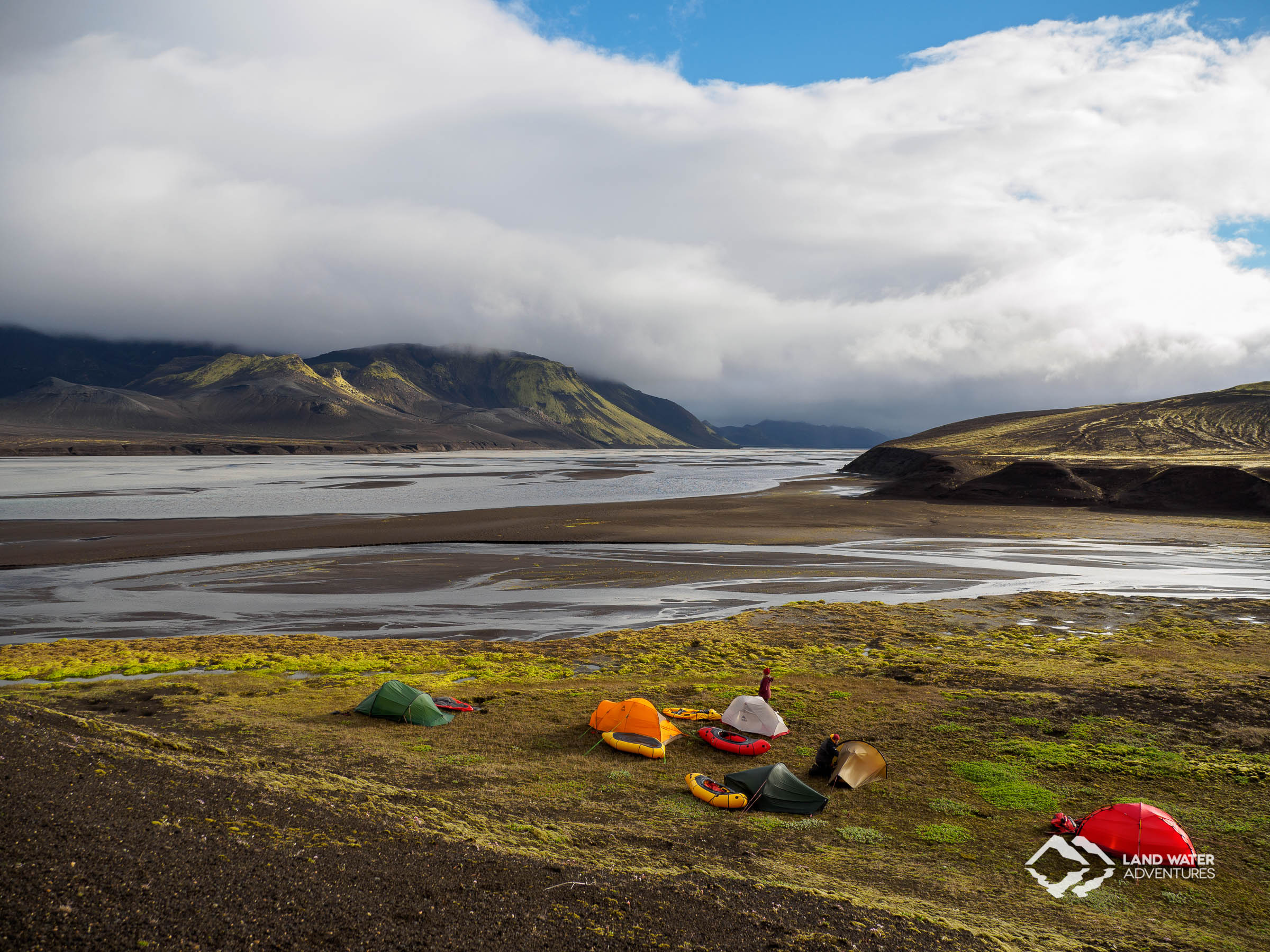 Packrafting-Camp für eine Nacht auf Island © Land Water Adventures