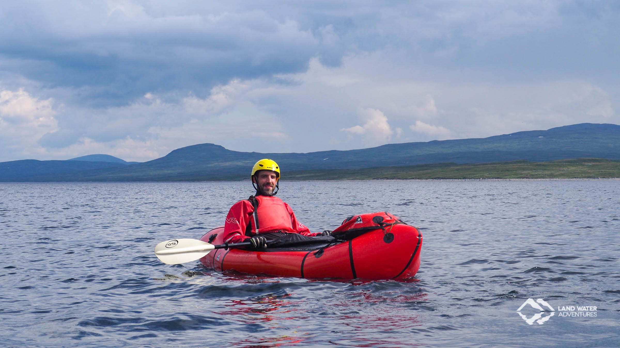 Jochen im roten Packraft auf dem Exepditionskurs Schweden