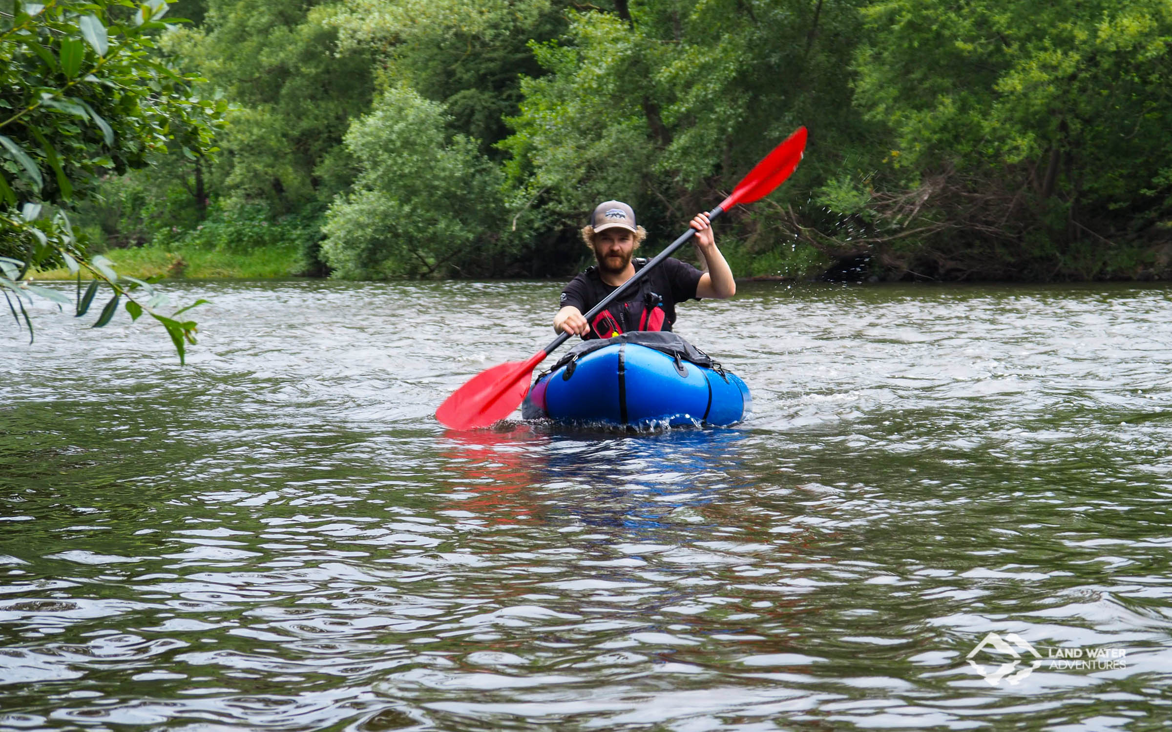 Johannes im blauen Packraft auf der Nahe