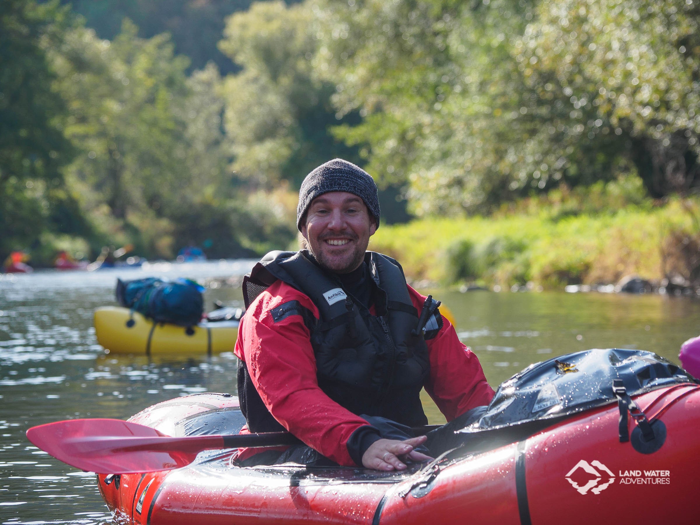 Jannis im roten Packraft bei der Hunsrück Tour