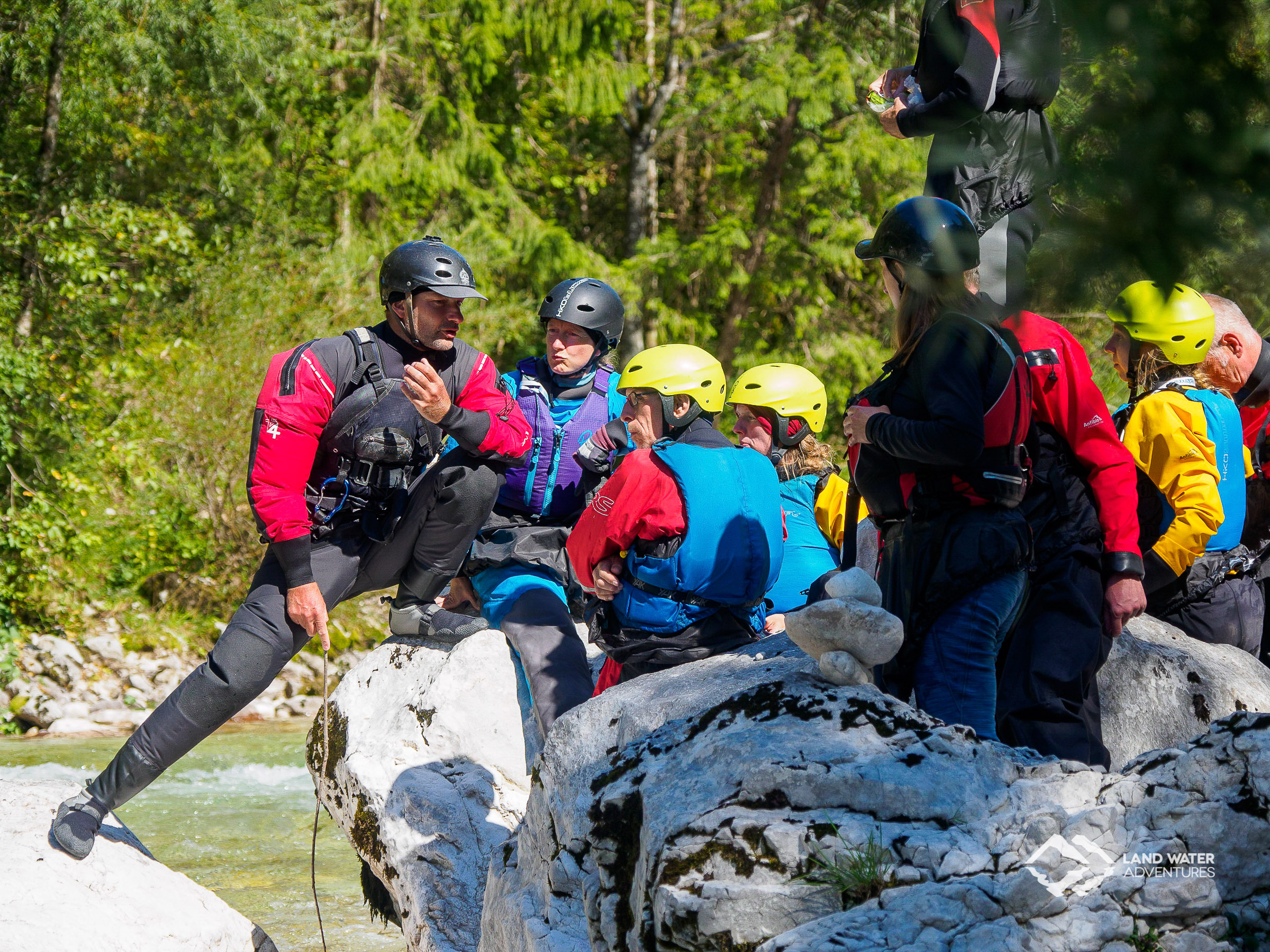 Wildwasser Packrafting Theorie am Ufer der Soca © Land Water Adventures