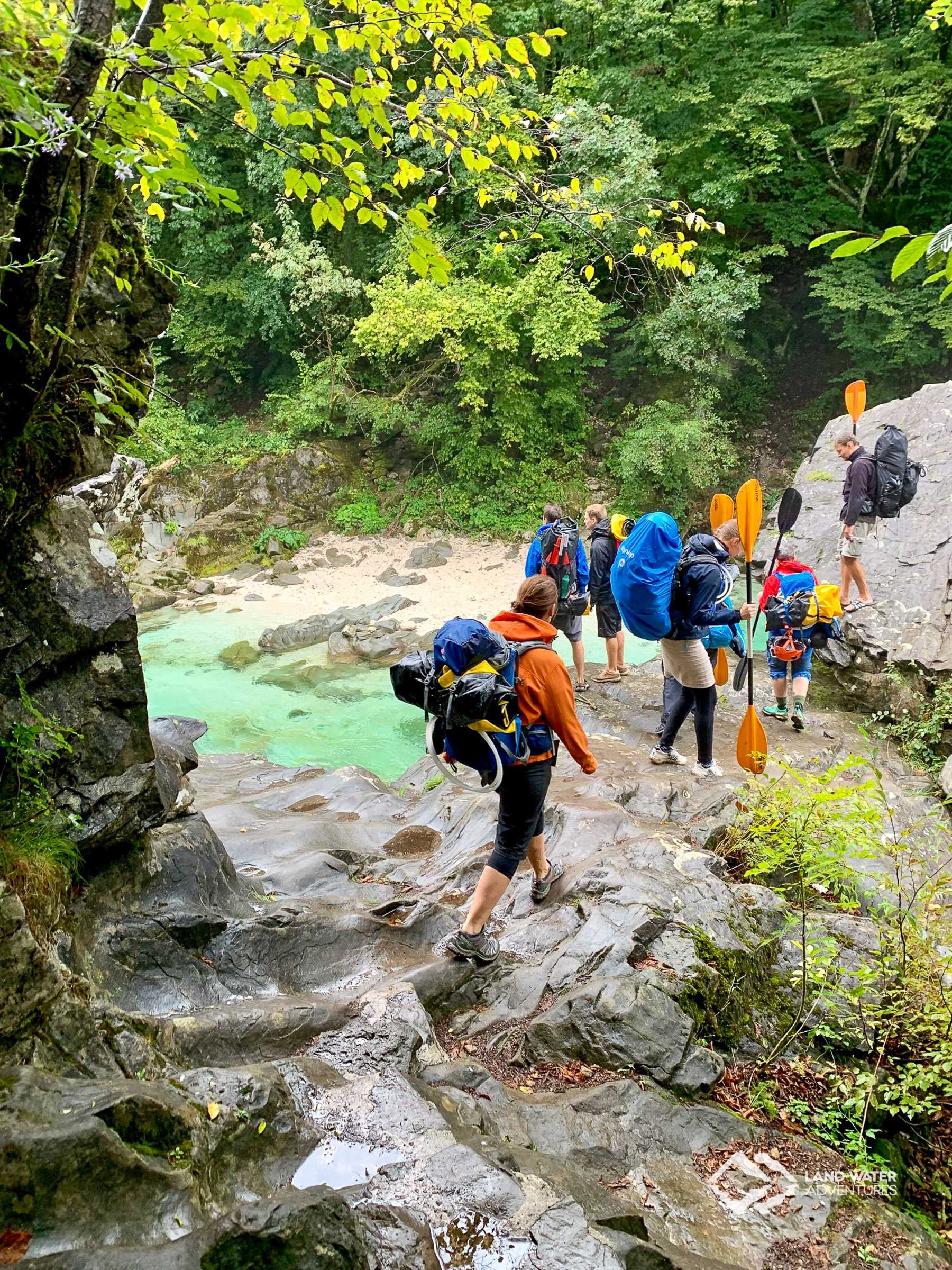 Unterwegs am Soca-Ufer © Land Water Adventures