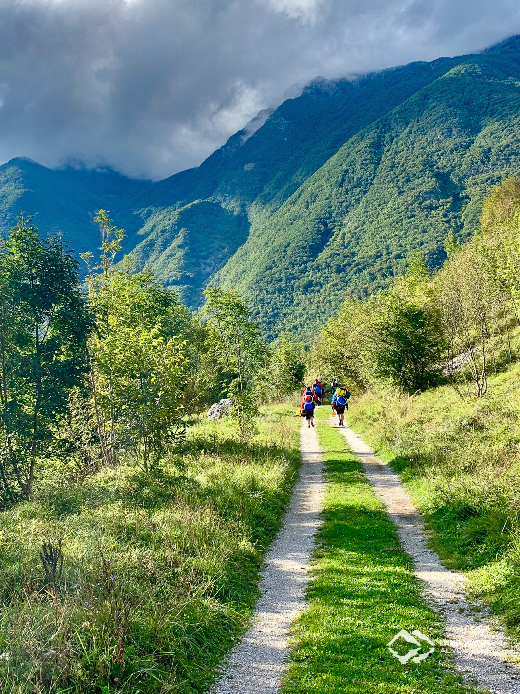 Wandernd zum Packrafting-Einstieg © Land Water Adventures