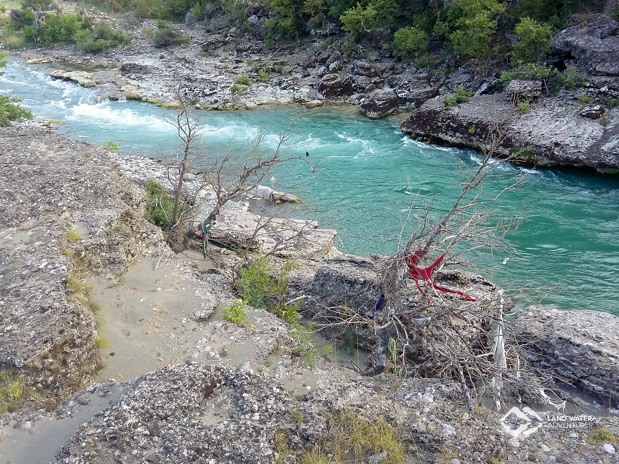 Plastikfetzen am Ufer der Vjosa © Land Water Adventures