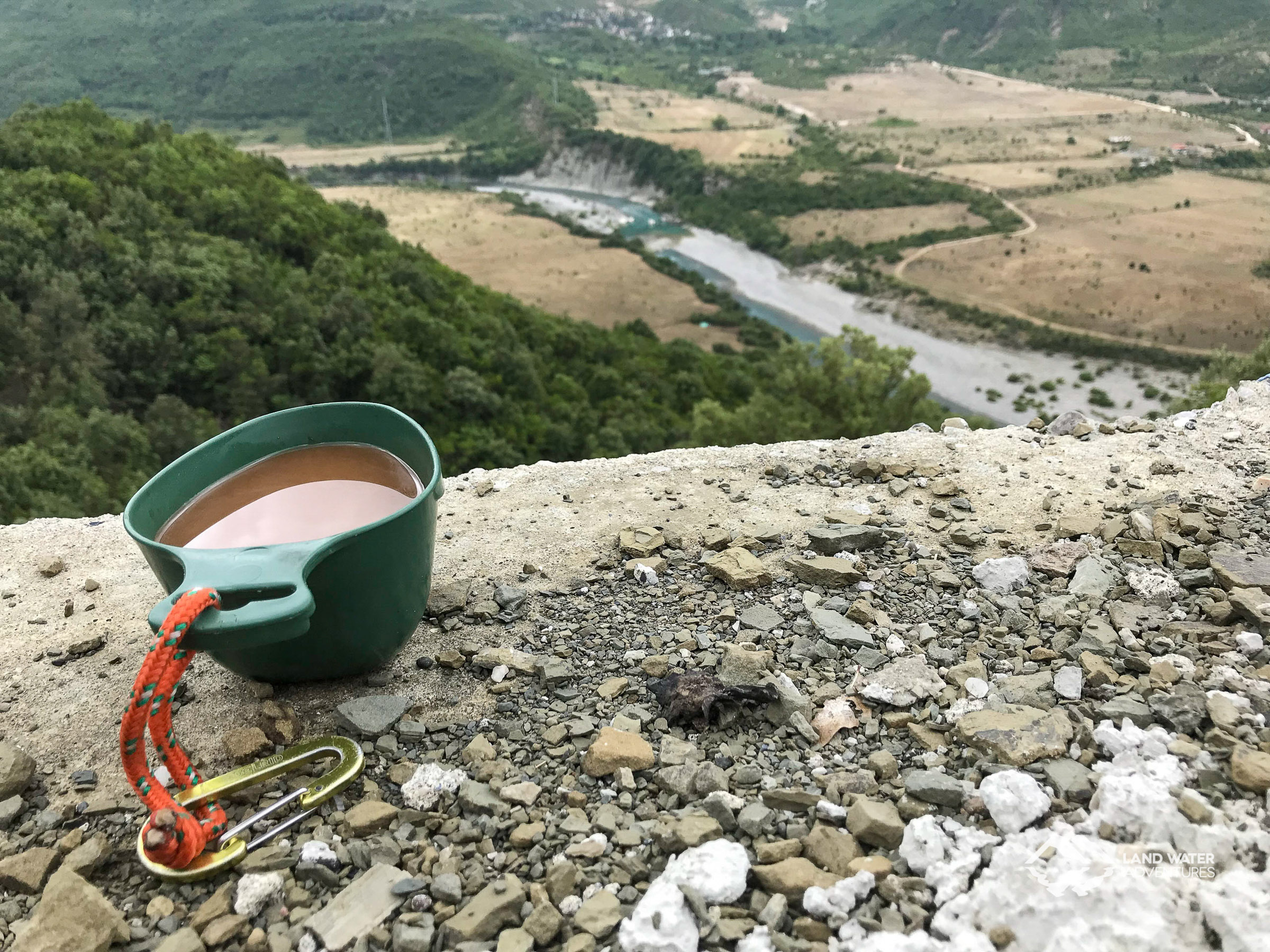 Kaffee mit Aussicht auf die albanische Vjosa © Land Water Adventures