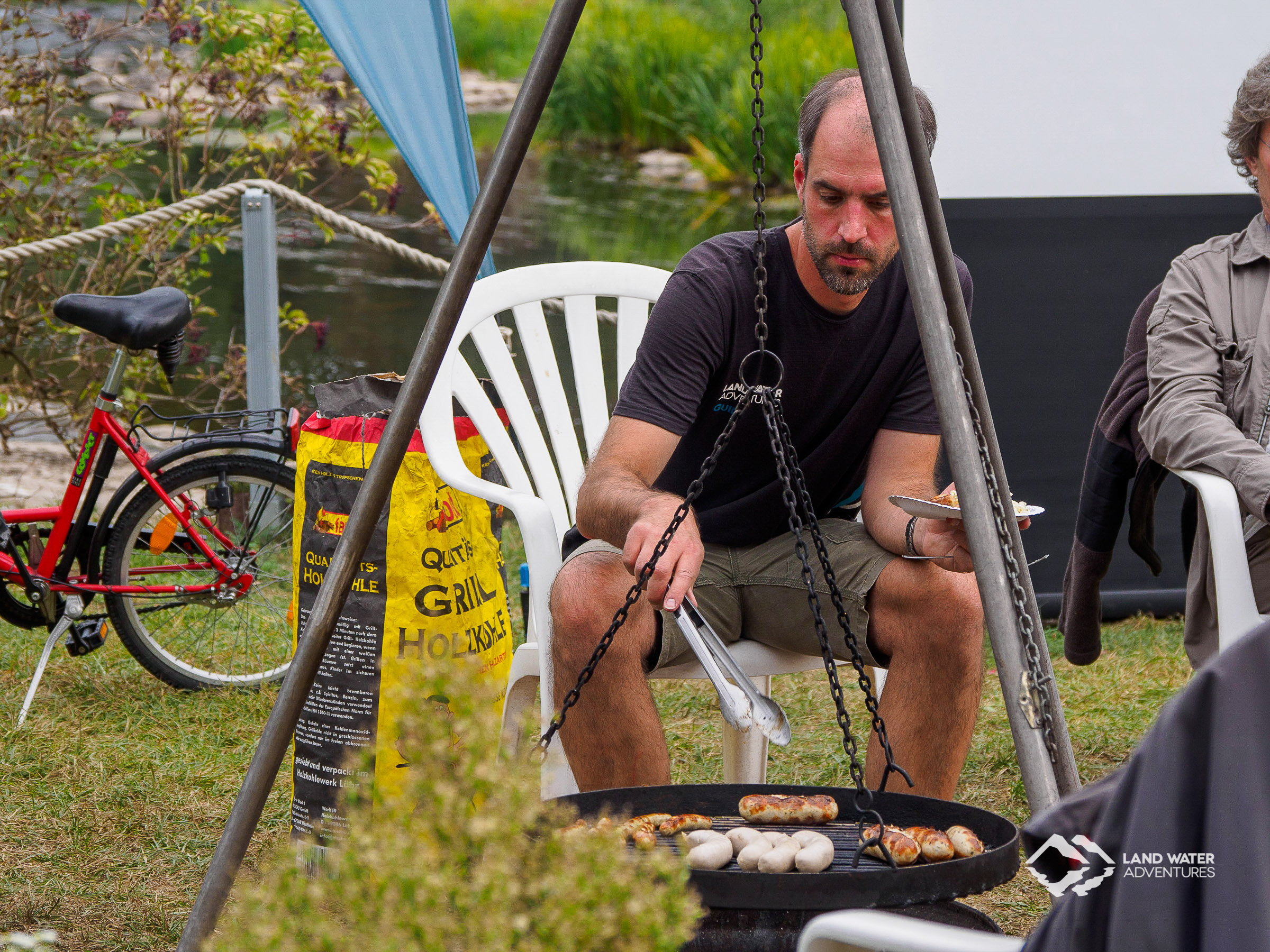 Jochen grillt beim Saisonabschluss Nahe © Land Water Adventures