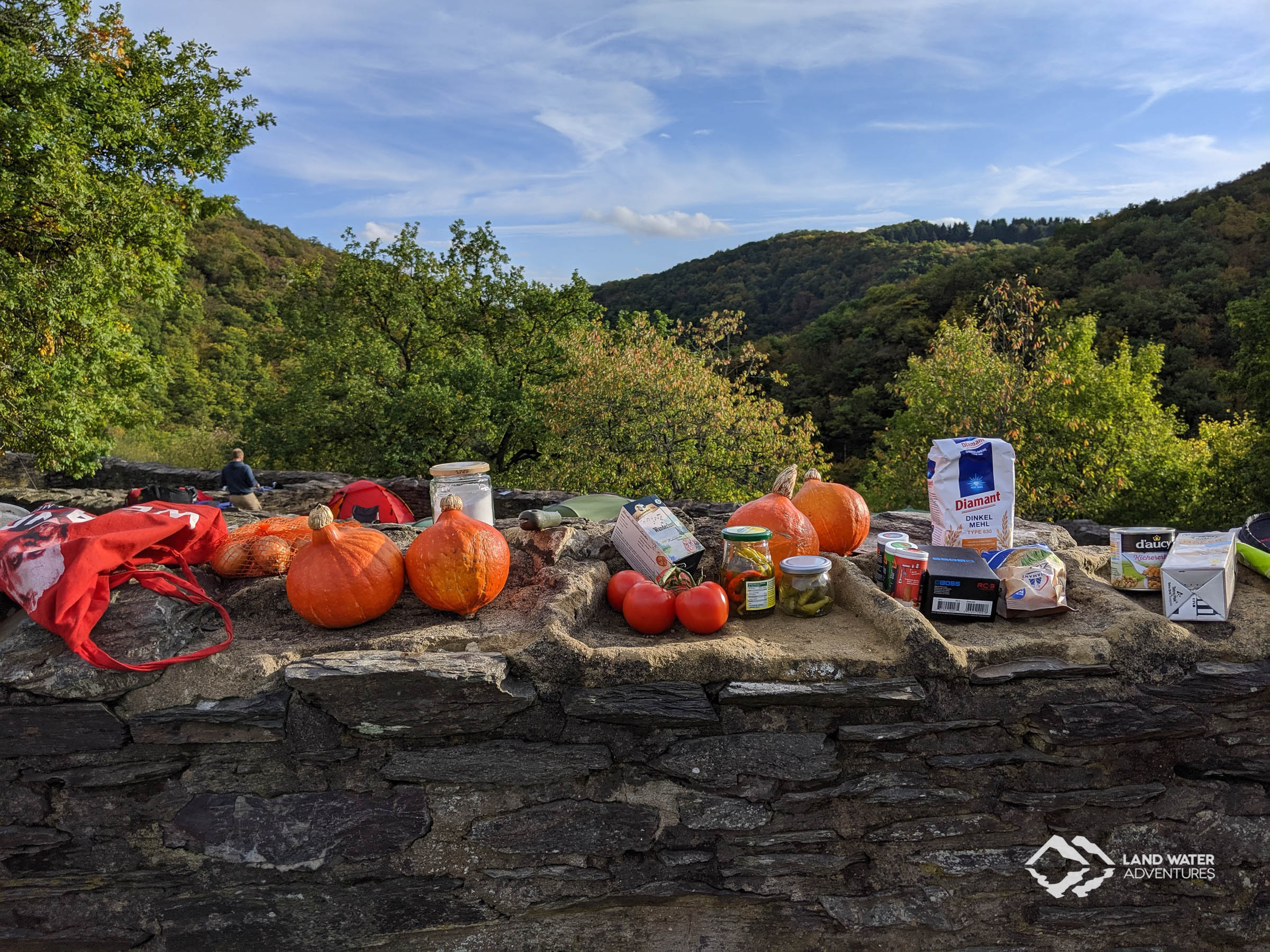 Kochzutaten auf der herbstlichen Schmidtburg © Land Water Adventures