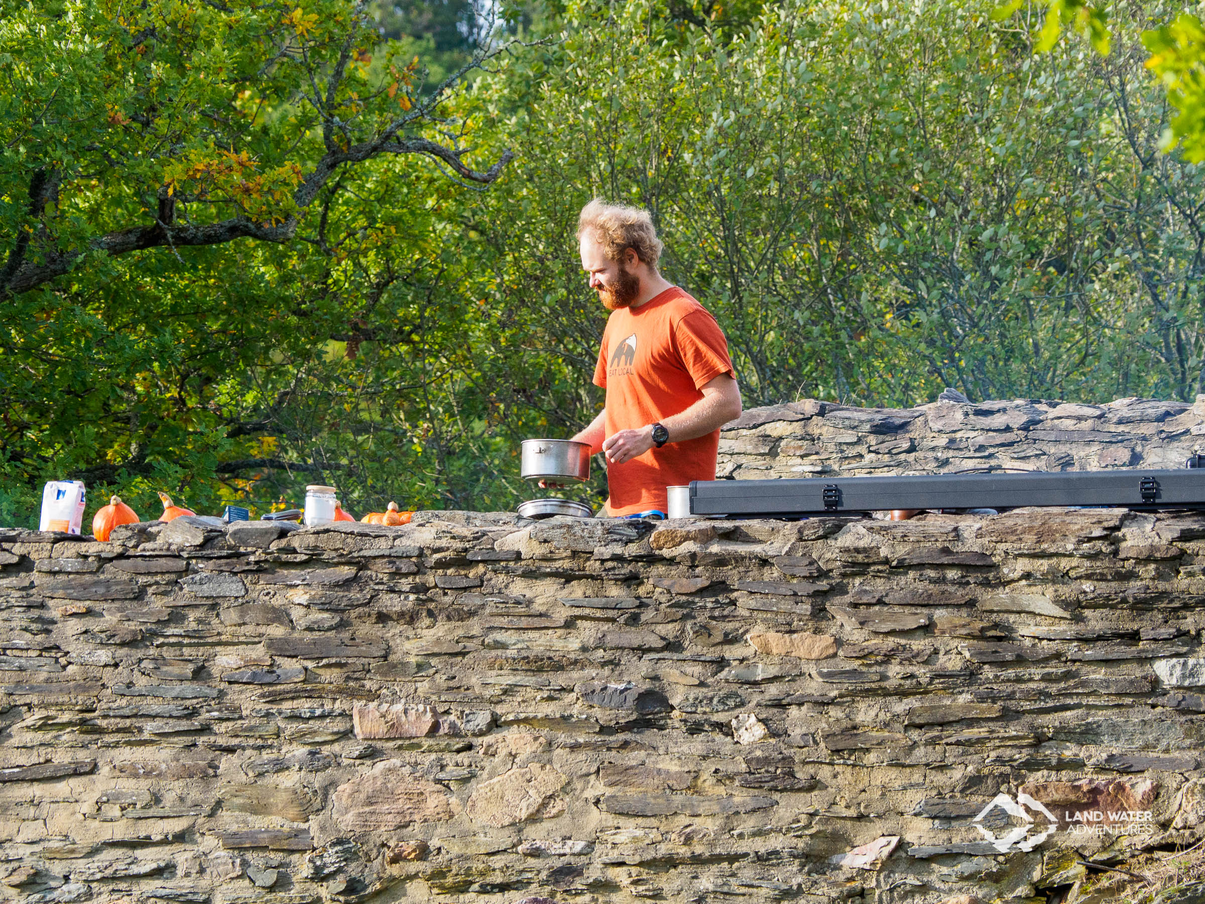 Johannes kocht beim LWA-Teamtreffen auf der Schmidtburg 2019 © Land Water Adventures