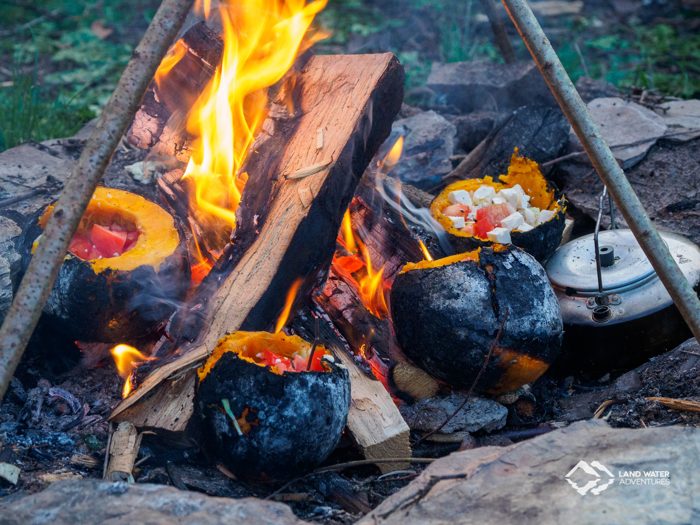 Kürbisse garen im Lagerfeuer beim Teamtreffen © Land Water Adventures