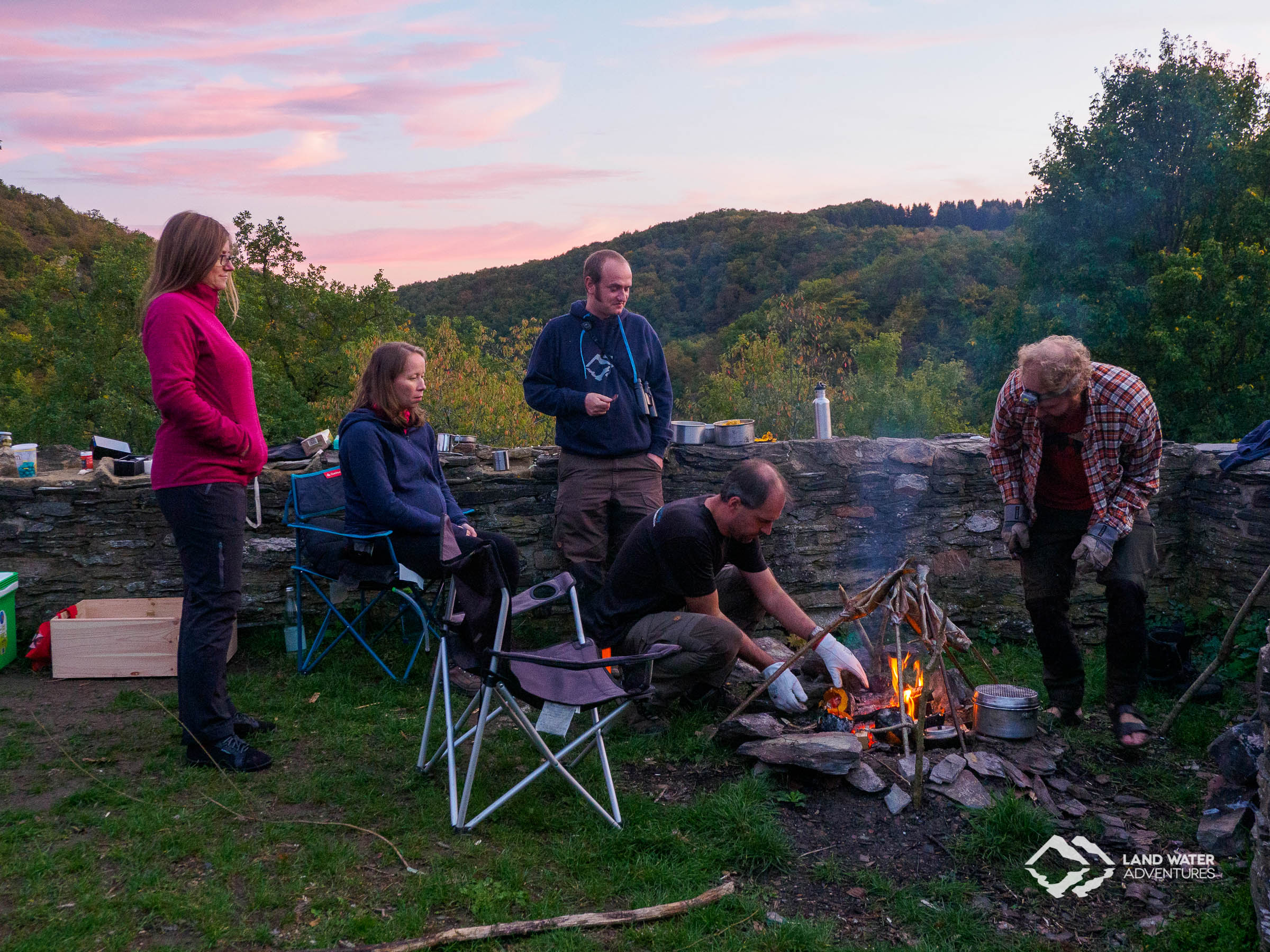 LWA Team 2019 beim Warten aufs Abendessen an der Schmidtburg © Land Water Adventures