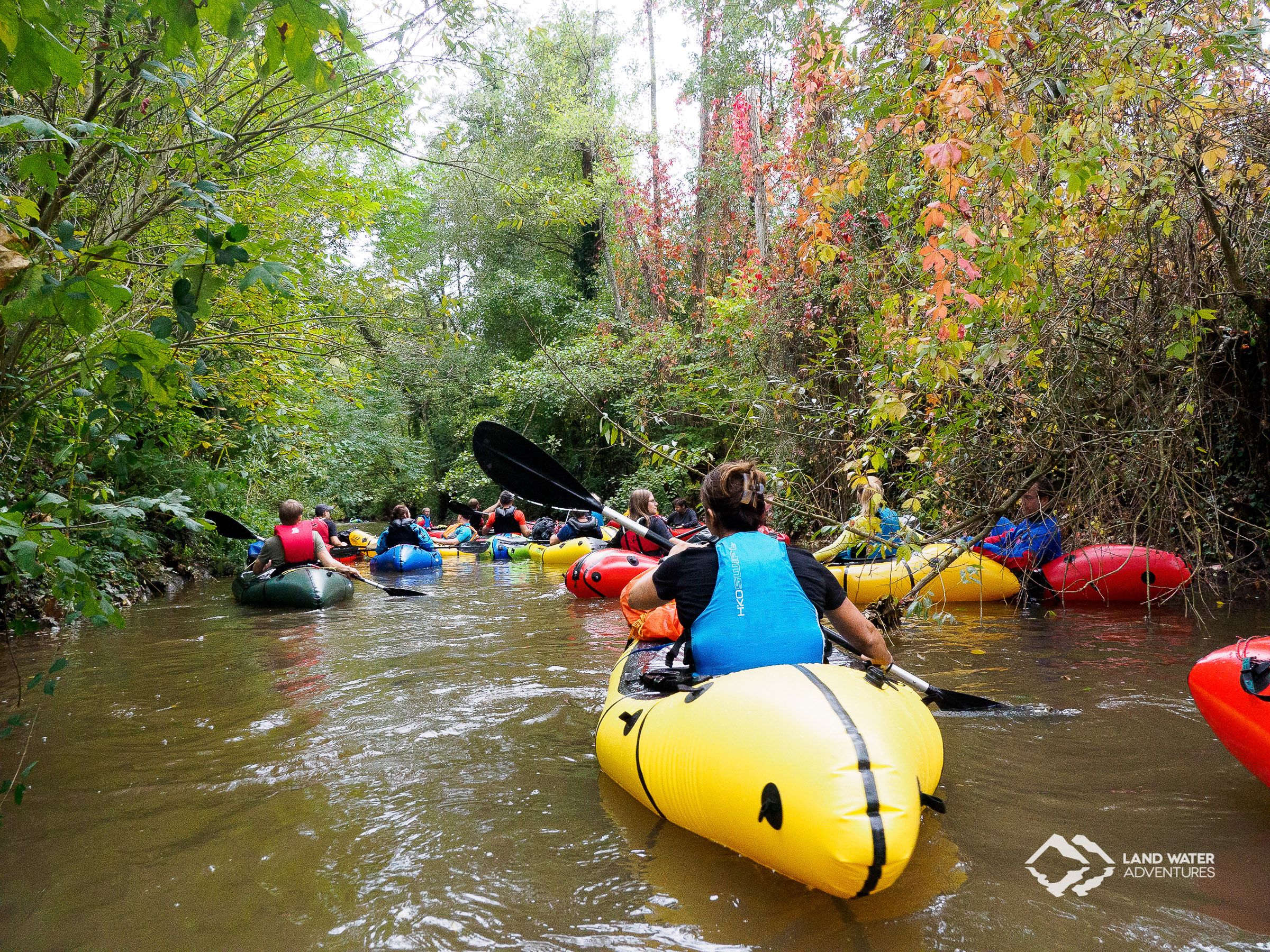 Bunte Packraft-Sammlung Nahe-Run 2019 © Land Water Adventures