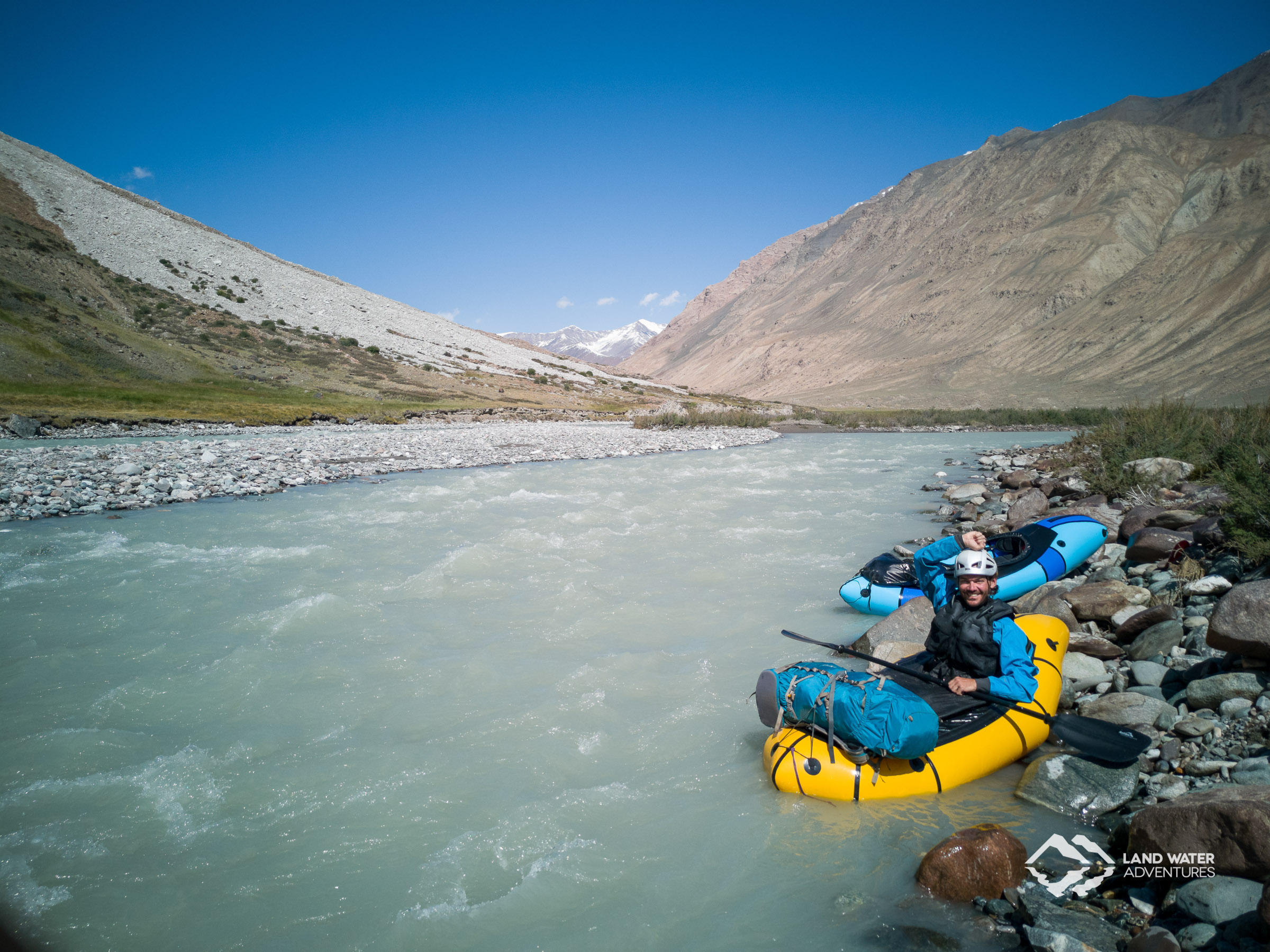 Packrafting beautiful Kirgistan © Alexander Riedel