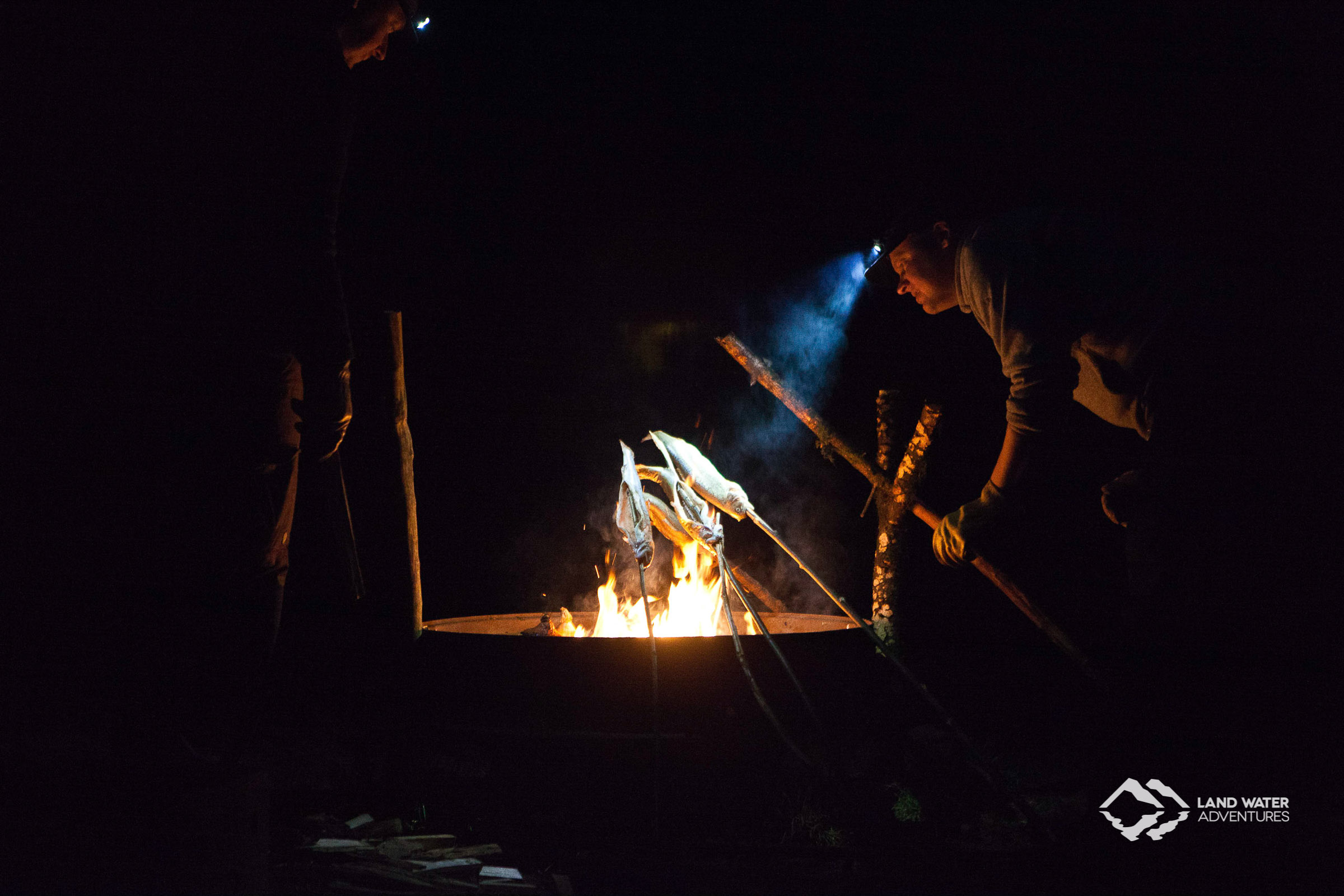 Kochromantik am Lagerfeuer © Land Water Adventures