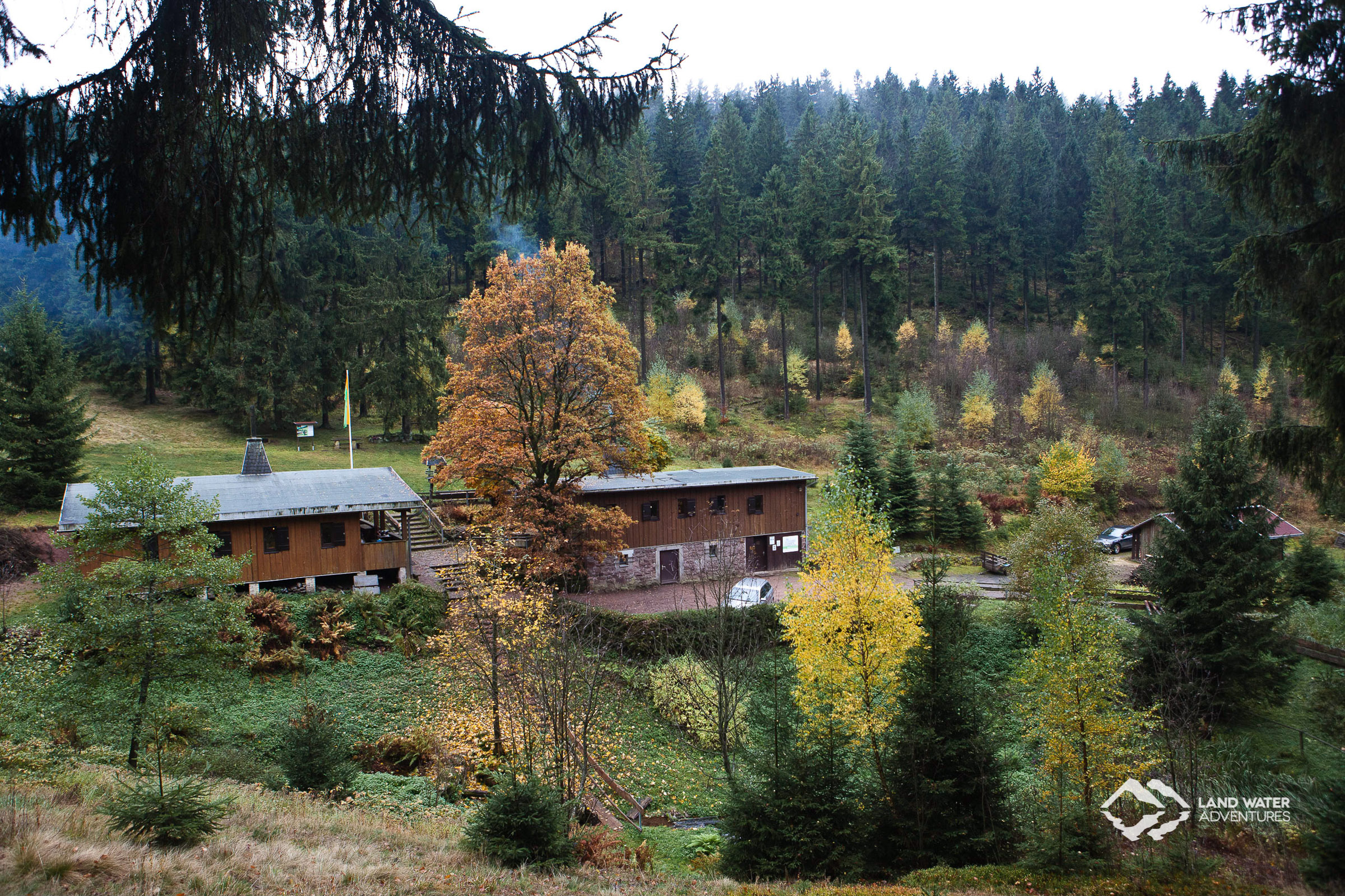 Die Jahnhütte im herbstlichen Thüringer Wald © Land Water Adventures