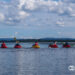 Packrafterinnen nebeneinander auf einem See in Norwegen unterwegs