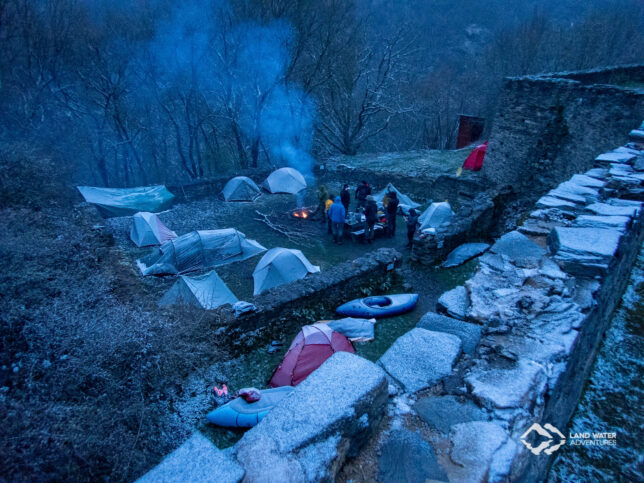 Zarter Schneeschleier über dem Camp auf der Schmidtburg