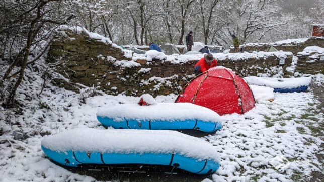 Packrafts schneebedeckt neben Burgmauern im Hunsrück