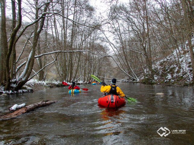 Packrafts im verschneiten Hahnenbachtal unterwegs © Land Water Adventures