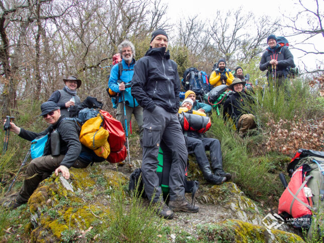 Eine Gruppe Wanderer in Packrafting-Ausrüstung