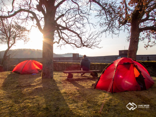 Morgensonne im Hunsrück, zwei Zelte im Vordergrund