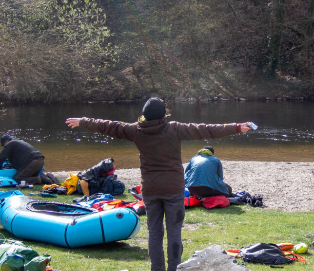 Packraft-Aufbau im Sonnenschein am Ufer der Nahe