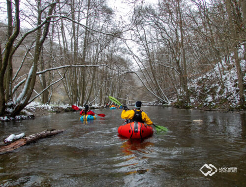 Packrafter auf einem Bach im verschneiten Hunsrück