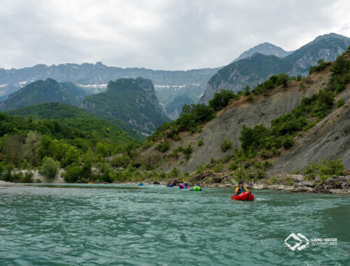 Eine Gruppe Packrafter unterwegs auf der Vjosa in Albanien