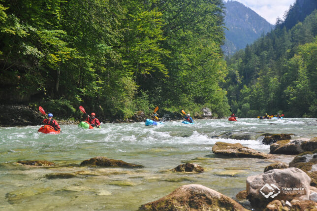 Eine Gruppe PackrafterInnen unterwegs auf der Salza