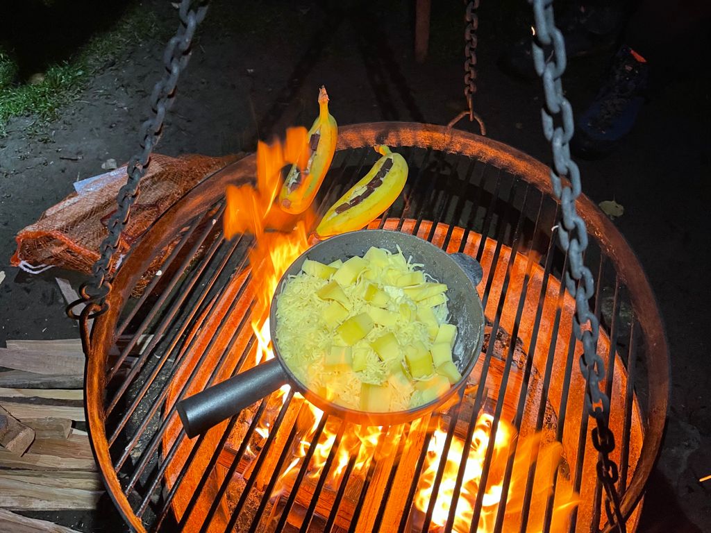 Käsefondue über dem Feuer