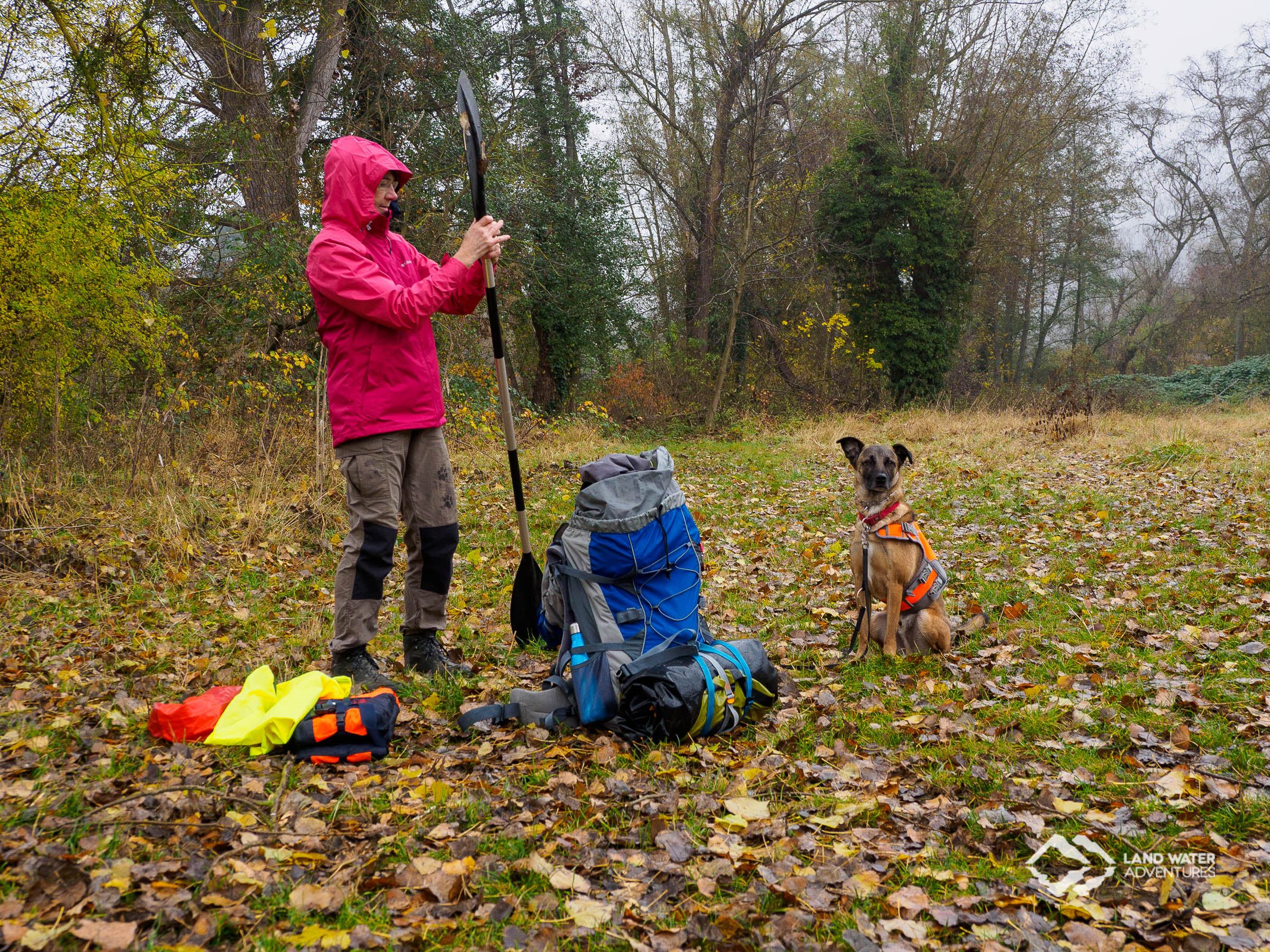 Eine Packrafterin steckt ihr Paddel zusammen beim Aufbau auf der Nahewiese