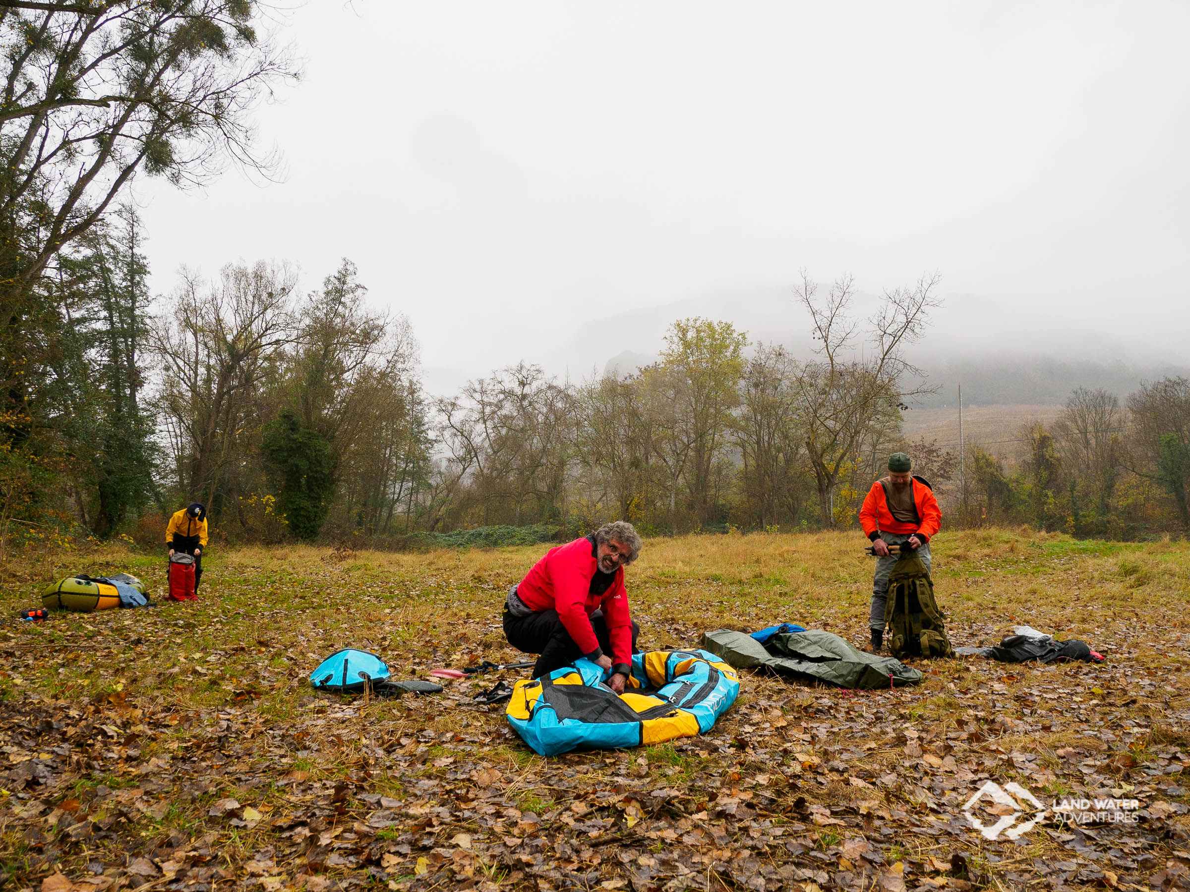 Packraftaufbau auf der Nahewiese im November