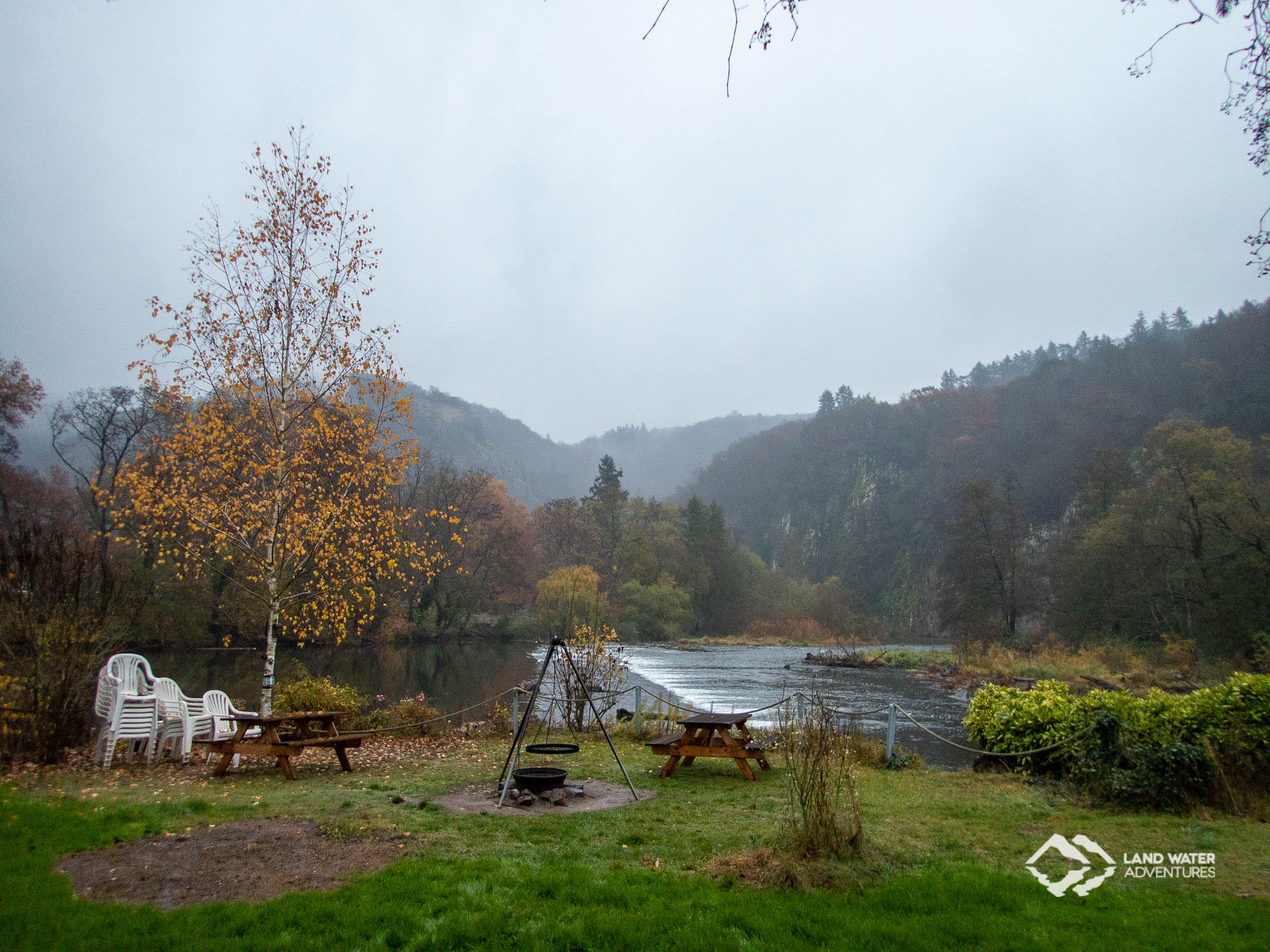 Der Ca,mpingplatz Nahe-Alsenz-Eck und die Nahe im Nebel