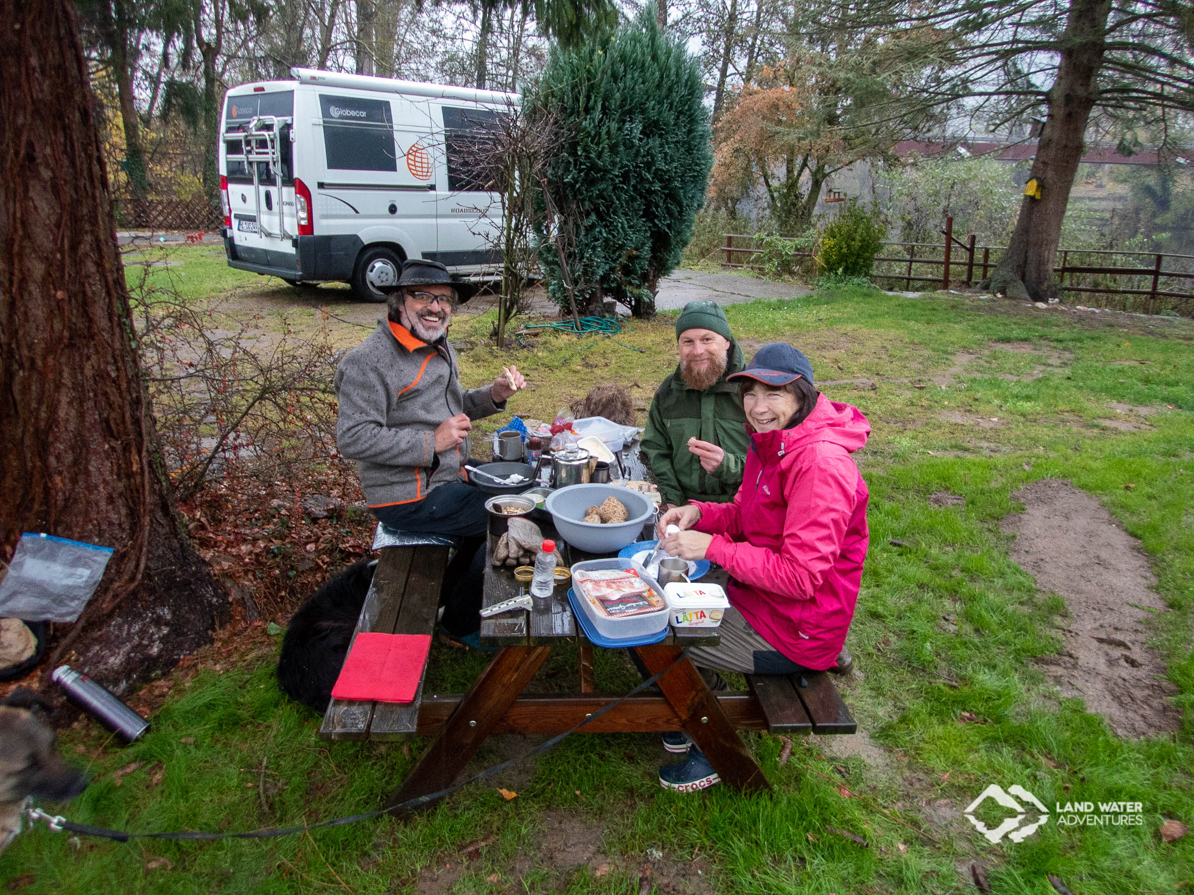 Frühstück am kalten Novembermorgen auf dem Campingplatz Nahe-Alsenz-Eck