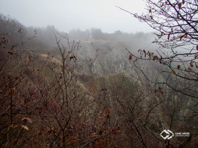 Landschaft, der Rotenfels im Nebel