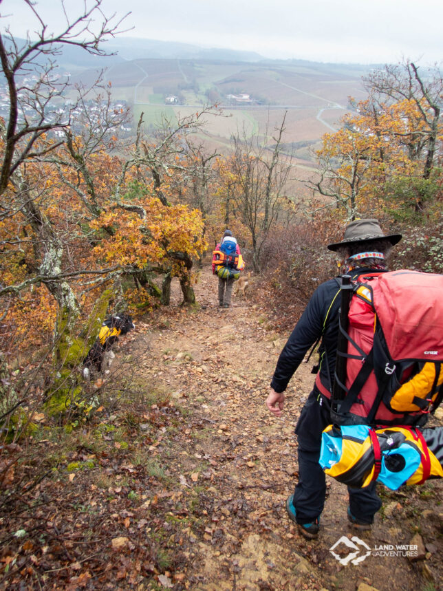 Wanderung mit schwerem Rucksack auf dem Rotenfels hinab zur Nahe