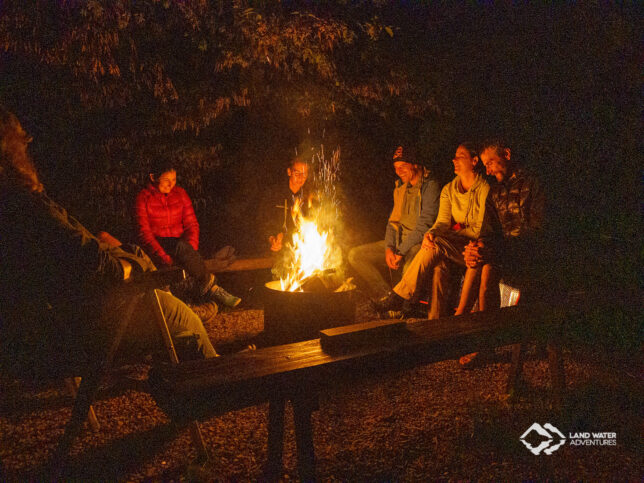 Abendliches Zusammensitzen am Lagerfeuer im Soca-Camp