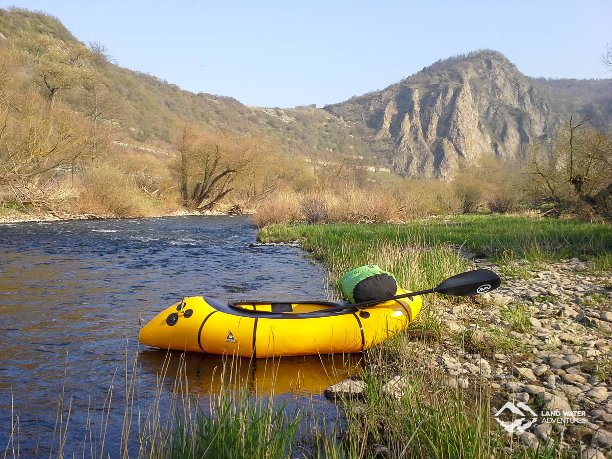 Frühling 2014 - ein einsames Packraft liegt am Naheufer mit Blick auf den Rotenfels