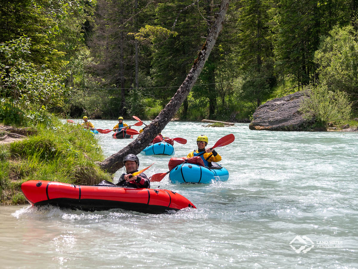 Die Isar bei Mittenwald und gut gelaunte Packrafter beim Wildwasser Kurs